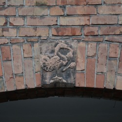 Renesansowy zwornik z godłem Żuraw na spichrzu Ciasna 4